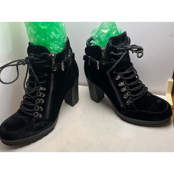 NEW Guess Kevin Women’s Black Chunky Heel Ankle Boots Size 9 Charm - Picture 2 of 6